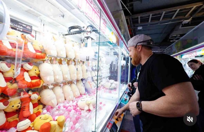 Cubs Players Enjoy Japanese Arcade